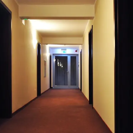 波折兹尔则酒店 2*